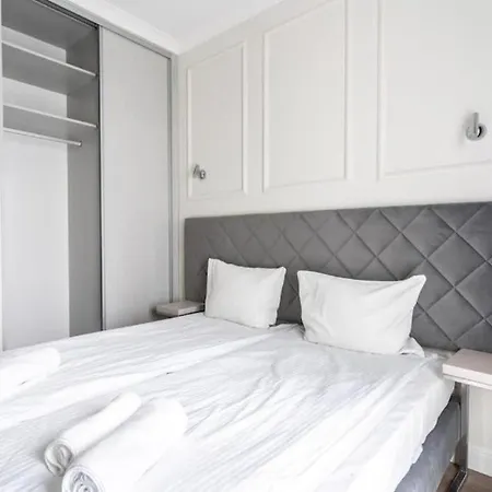 아파트 Urban Chic - Luxury For Up To 20 Guests In Mennica Residence, Center 바르샤바